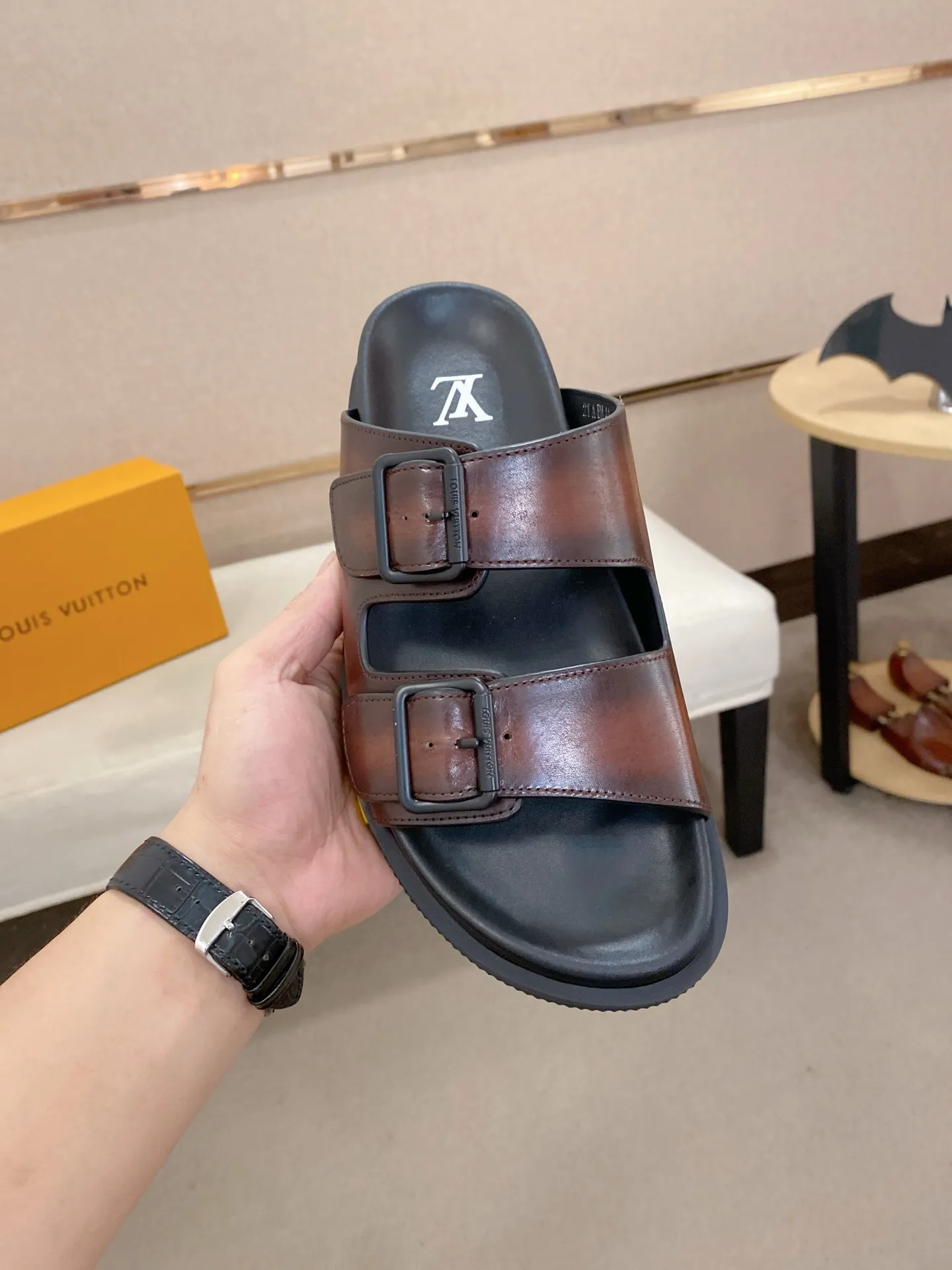 Factory price: 420💰Made by LV🔍Top purchasing agent. Men's spring and summer slippers are available at the same counter. The uppers are made of cowhide imported from Italy. High-quality craftsmanship, soles: original soles specially provided by the original factory, exclusive movable molded soles are super comfortable, original factory follow-up goods, 🔍🔍high quality, can be entered and exited the counter at will, welcome to compare, code number 38-44. Can be customized45